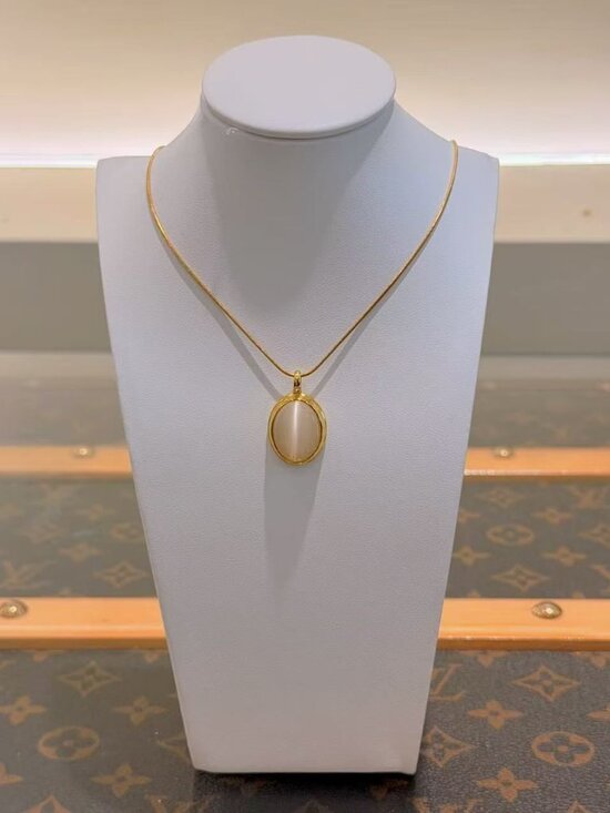 Memoriesrus Jewelry - Gold Tone White Oval Pendant Necklace, Elegant Minimalist Jewelry for Women